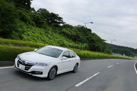 2リッターエンジンとモーターの組み合わせによって発生するシステム最高出力は199ps。
    