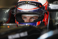 復権の途上にいることを感じさせる今季のマクラーレンにあって、ジェンソン・バトン（写真）の雨がらみの予選での活躍は見ものとなった。昨年のモナコGP以来のQ3進出を果たし、5番手タイムを記録。他車のペナルティーもあり3番グリッドを獲得した。レースではスタート直後に2位走行、その後はメルセデスやレッドブル、フェラーリに抜かれるも、競合する中位チームのフォースインディアやトロロッソを後ろに従えて6位完走を果たした。なおフェルナンド・アロンソは14番グリッドからERSバッテリーのトラブルでリタイア。（Photo=McLaren）