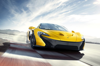 「マクラーレンP1」
    世界限定499台の「ラ フェラーリ」や、同じく限定375台の「マクラーレンP1」という最新のHVスーパーカーの両雄が並び立つ勇姿を見られるのは「CG FESTA」だからこそ！