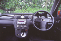 カーボン調トリムの「エモーショナルスポーツ内装」