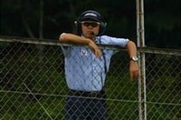 テストならではの風景、１コーナーでマシンの状態を見るMOONCRAFTの由良拓也監督。