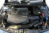 「CLA180」に搭載される1.6リッター直4直噴ターボエンジン。アイドリングストップ機構や7段デュアルクラッチ式ATの採用とも相まって、17.4km/リッター（JC08モード）という燃費性能を実現している。
    