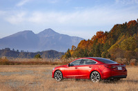 
	現行型「マツダ・アテンザ」の登場は、2012年11月。2年後の2014年11月には、デザインの化粧直しや安全装備の強化を盛り込んだビッグマイナーチェンジが施された。
	