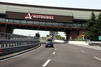 「太陽の道」のボローニャ郊外にあるカンタガッロSAのランドマークは、跨線橋式の食堂である。