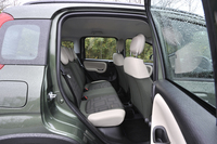 後席は3人掛け。乗車定員は5人。