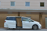 5代目にして初めてスライドドアが採用された「オデッセイ」。全高を150mmアップする一方で、さらなる低床化も図り（ステップ高は先代比－60mm）、広い居住空間を確保したという。