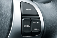 クルーズコントロールの操作スイッチ。
