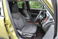 「トレイルホーク」には「プレミアムファブリックシート」が装着され、レザーシートの選択肢はない。