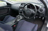 油圧や油温などを表示する3連メーター（13.7万円）や、スポーツシート（16.2万円）などを装着したインテリア。