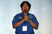 
	意気込みを語る新井敏弘。今年は、WRカーより市販車に近いプロダクションカー世界ラリー選手権（PWRC）にインプレッサWRX STiグループNで参戦し、4戦3勝と絶好調。チャンピオンシップ獲得に期待がかかる。
	 