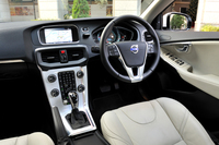 運転席まわりの様子。ピュアでありながらぬくもりの感じられる、北欧デザインのよさを提供するという。