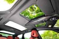 
	天井には「コックピットルーフ」と呼ばれる分割式のサンルーフと、ユニークなデザインが特徴のオーバーヘッドコンソールが設けられている。
	