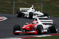 スタートで後退したリチャード・ライアン（DoCoMo DANDELION）だが、ノーピット作戦のロッテラーを交わし序盤トップに踊り出た。ピット作業時間を確保するため飛ばしに飛ばした。