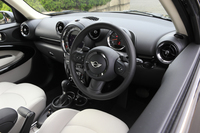 今回試乗した「MINIクーパーD ペースマン」のインテリア。オプション設定の、クロムやピアノブラックの加飾パーツが採用されている。
    