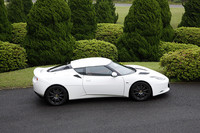 現行ロータスファミリーのなかで最も大柄なモデルとなるエヴォーラ。2シーターの「エリーゼ」シリーズに比べると50cm以上長い。