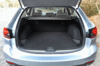 「アテンザワゴン」のラゲッジルーム。ボディーが大きいぶん、荷室も広い。後席を立てた状態でのフロア寸法は、長さ109×幅100（ホイールハウス間）／155（最大幅）cm。後席を倒すと178cm以上のフロア長がとれる（いずれもwebCG実測値）。（クリックすると荷室のバリエーションが見られます）