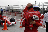 開幕戦のニュースのひとつは、フェラーリの復活。予選ではシューマッハー（手前）、そして新入りのフェリッペ・マッサ（奥）がフロントローを独占した。シューマッハーは、アイルトン・セナのポールポジション記録「65」に肩を並べた。（写真＝Ferrari）