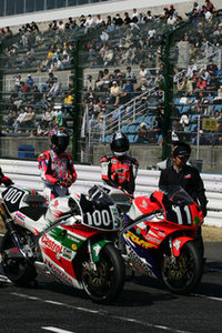 歴代8耐マシンのデモラン。1995年優勝のHonda RVF/RC45 No.11、岡田忠之選手。1999年参戦マシンHonda RVF/RC45 No.100、武田雄一選手。