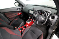 曲線的なデザインが特徴のインテリア。いっぽう、メーターパネルやセンターコンソールは、オートバイのパーツをモチーフにした機械的意匠とし、コントラストの強い空間を演出したという。内装色は、写真のレッドのほかにガンメタも選択可能。