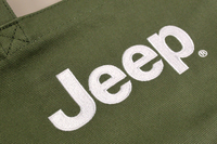 
    中央には、白の「Jeep」ロゴ。ペイントではなく刺しゅうで仕立てられています。
    