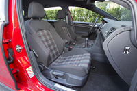 シート生地はチェック柄のほか、アルカンターラとのコンビや本革も選べる（欧州仕様の場合）。
    