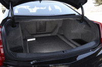 新型「CTS」のトランクルーム。リアシートは3：2の分割可倒式で、中央にはアームレストスルー機構も備わる。（写真をクリックすると、シートの倒れる様子が見られます）
    