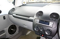 女性がオーナーというニュービートルはブラックスPROとカロッツェリアXを装着。