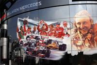 9月2日にチーム創立50周年を迎えたマクラーレンは、モーターホームも特別仕様に。イタリアGPでは復調著しい「MP4-28」で2台ともQ3進出を果たし、セルジオ・ペレス8位、ジェンソン・バトン9位。レースではバトンが10位入賞、ペレスは12位完走となり、バースデイプレゼントは1点（だけ）だった。（Photo=McLaren）