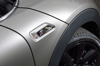 フロントフェンダー部のウインカー。高性能モデルであることを示す「S」のエンブレムが添えられる。