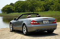 「SL350」のリアビュー。バンパー下方には、ディフューザーのラインが与えられた。