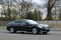 実走による品質検査を行う新型「日産シーマ」。