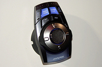 これがORBと呼ばれるコントローラー。ソース切り替えやFM/AMの選局、システムアップしたアルパイン機器の選曲、ボリューム調整といった操作がこれでできる。