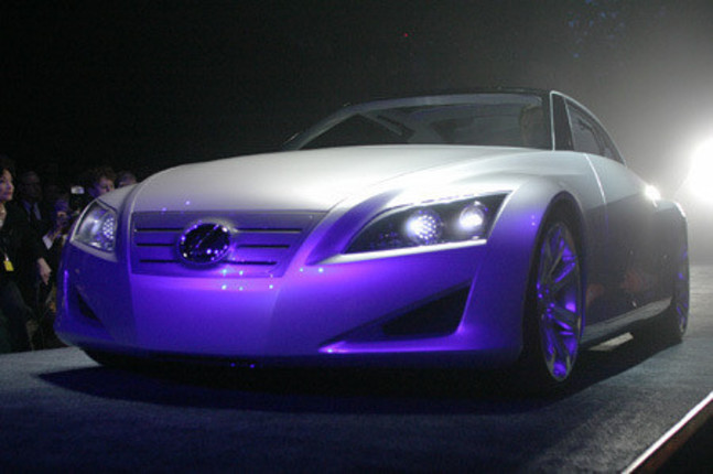 ハリボテかと思いきや、走ってショー壇上に登場。もはや絵に描いたモチじゃありません！