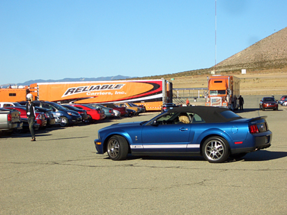 LAに本拠を置く日系メーカーの広報車は自走で来るが、デトロイトベースの“ビッグ3”たちは、大型トレーラーで広報車をドッカーンとまとめて運ぶ。