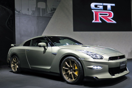 日産が「東京オートサロン2023」で公開した、2024年モデルの「GT-R NISMOスペシャルエディション」と「GT-R...