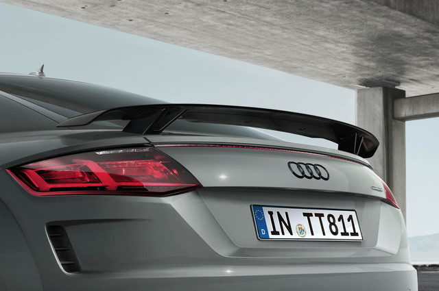 TT RS」デザインのリアスポイラーを装備 「アウディTTクーペ」の限定車 