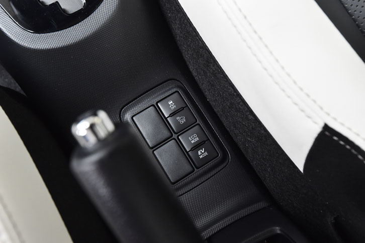 走行モードの切り替えスイッチは、前席の左右シート間にレイアウトされる。