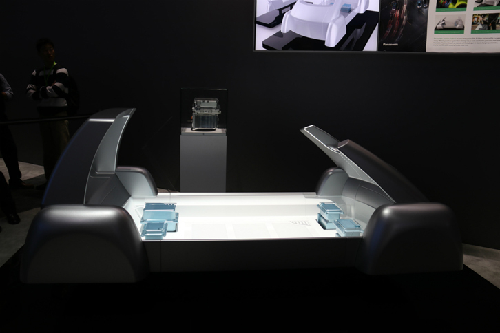 パナソニックのブースから。二輪／四輪用「スケーラブルeパワートレイン・プラットフォーム」は、さまざまなサイズのEVに応用可能で、開発期間の短縮にも貢献する。