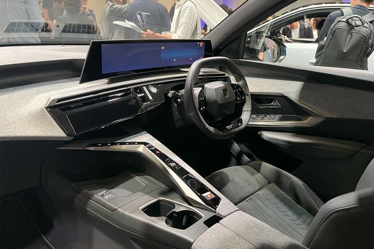 ダッシュボードからドアトリムへと伸びる水平基調の造形が特徴となる「3008」のインテリア。