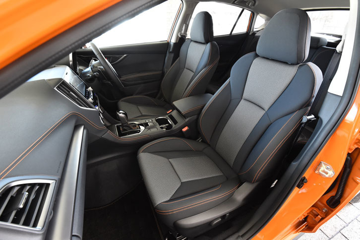 「2.0i-S EyeSight」のフロントシート。中央部がトリコット、サイド部がトリコットおよび合皮からなる、専用シートが装着される。