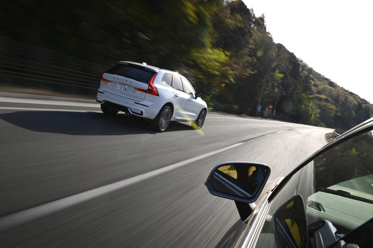 高速道路を行く「ボルボXC60リチャージ アルティメットT6 AWDプラグインハイブリッド」