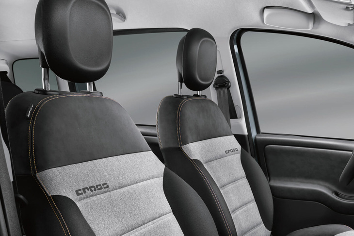 ブラック／ブラウンの専用ファブリックシートが備わる。