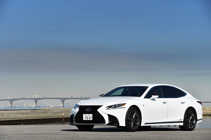 新型「レクサスLS」では、“セダンとして十分な居住性”と“斬新なクーペシルエット”との両立が図られている。