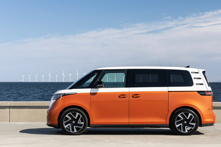 国産のオラオラ系とは一線を画すイメージの「ID. Buzz」。こういうミニバンが増えると（いかんせんデカいので増えすぎるのも問題だが）、街の景色も少し明るくなる気がする。いかがでしょう、日本メーカーの皆さん？