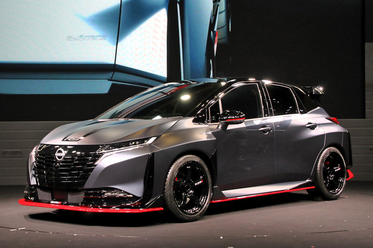 「東京オートサロン2026」で発表された「日産オーラNISMO RSコンセプト」。