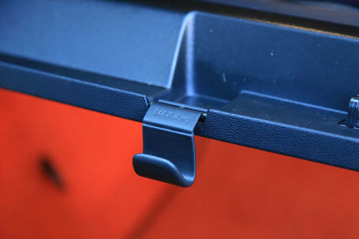 助手席前のグローブボックスには“コンビニフック”が隠されている。耐荷重は最大2kgと実用性十分。