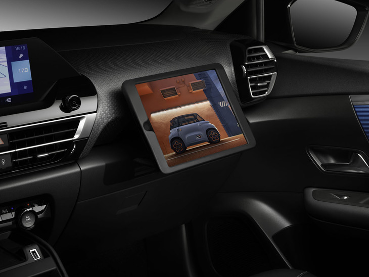 助手席の前方にはタブレット端末を固定できる。