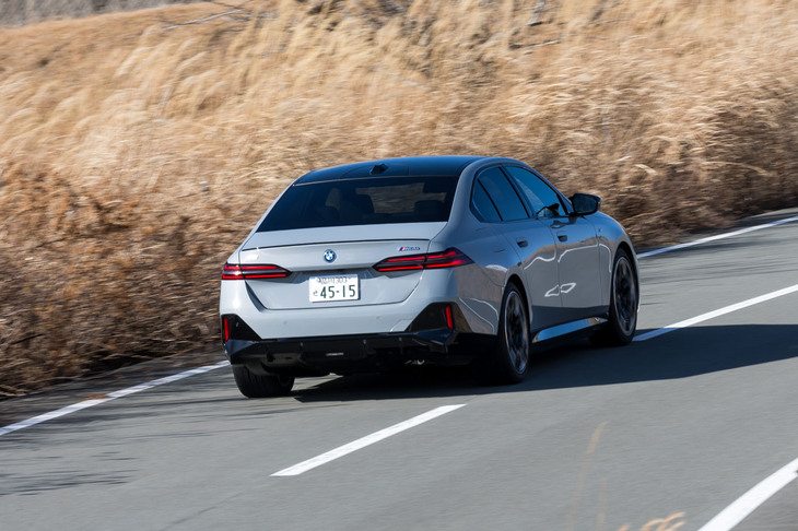 フロントには最高出力261PSの、リアには340PSのモーターをそれぞれ搭載。0-100km/h加速は3.8秒でこなす。