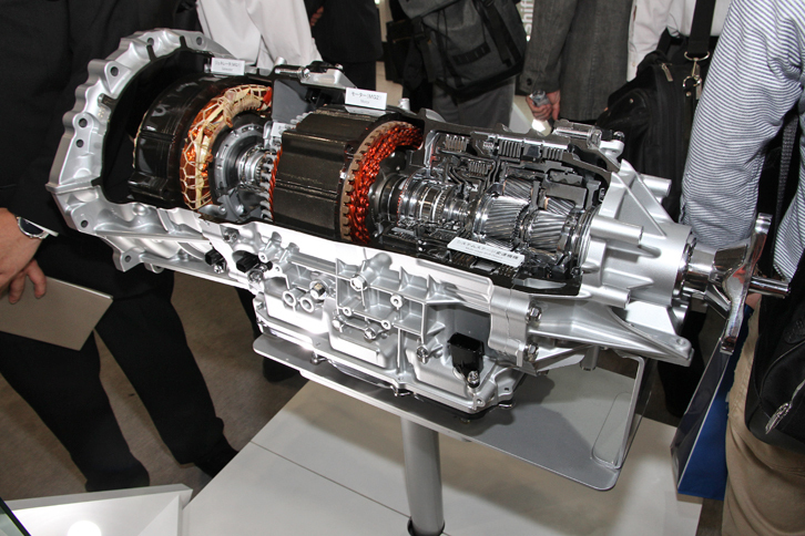 トヨタブースに展示されていた、「レクサスLC500h」に使われているマルチステージハイブリッドシステムの、ジェネレーター＋モーター＋システムステージ変速機構。