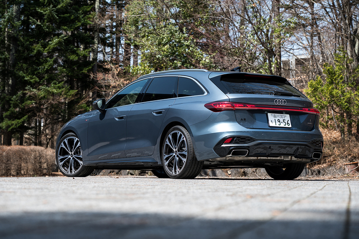 ボディータイプはワゴンの「A5アバント」と「A5」の2タイプ。新型は「A4」と「A5スポーツバック」が統合されているため、A5のリアはトランクではなくハッチバックとなる。